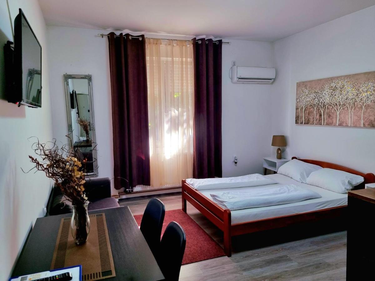 Rooms Villa Luigi Pančevo エクステリア 写真